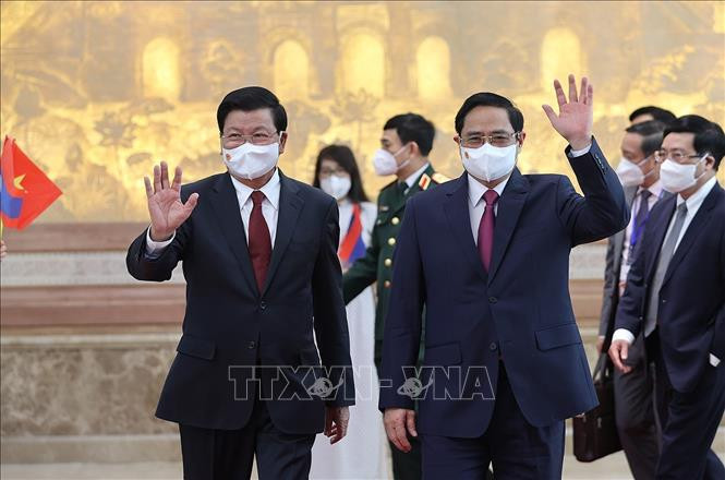 Le Premier ministre vietnamien Pham Minh Chinh (droite) et le secrétaire général du PPRL et président lao Thongloun Sisoulith. Photo : VNA