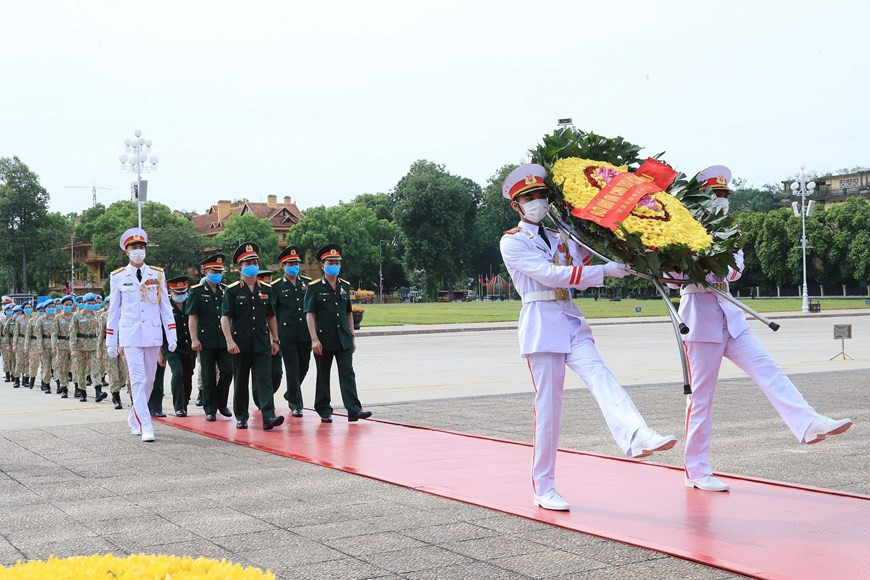 La délégation est allée déposer des gerbes de fleurs et offrir de l'encens au mausolée de Ho Chi Minh, et fleurir le Mémorial des Héros morts pour la Patrie dans la rue Bac Son. Photo: VNA