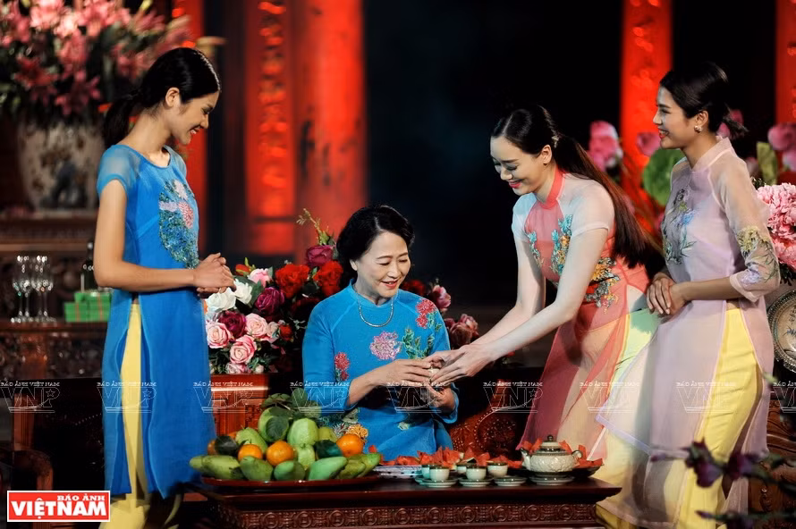 Les collections d'"ao dai" des stylistes célèbres sont présentées lors d'un défilé de mode de "ao dai", tenu au Temple de la Littérature Van Mieu- Quoc Tu Giam. Photo: Vietnam Illustré