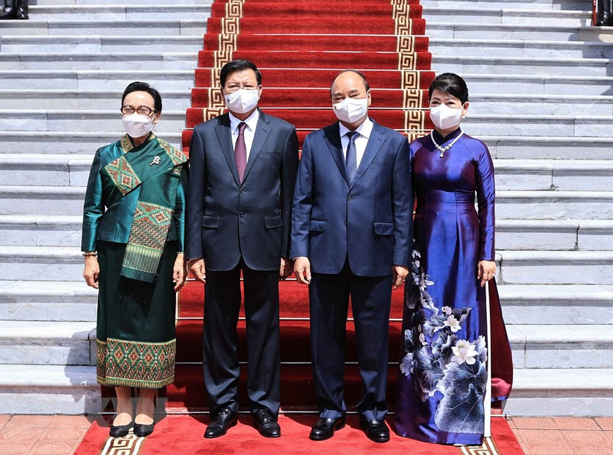 Le président vietnamien Nguyên Xuân Phuc et le secrétaire général du PPRL et président lao Thongloun Sisoulith et leur épouse à la cérémonie d'accueil. Photo: VNA