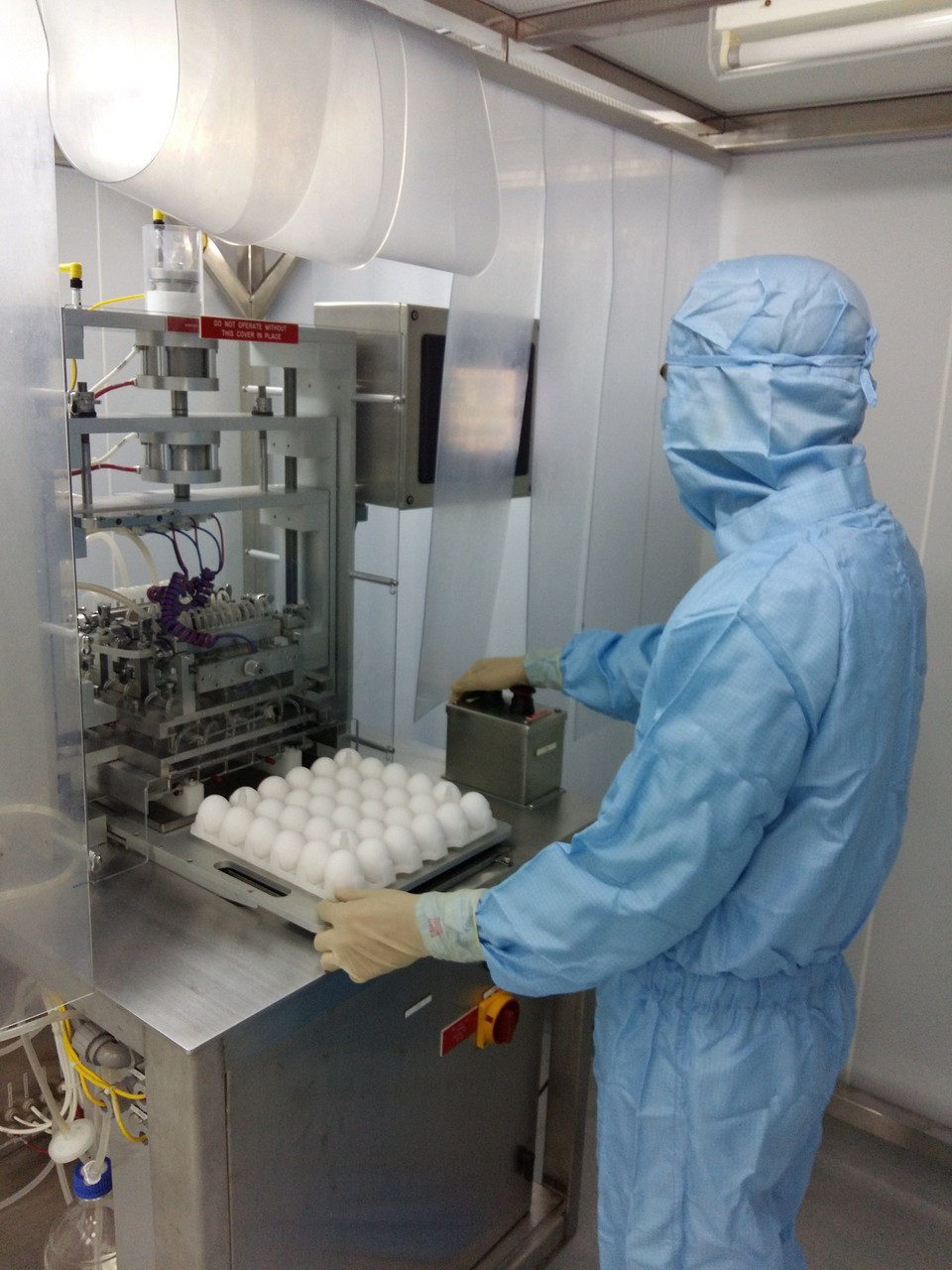 Dépistage des œufs, une étape de recherche de la technique de culture sur embryon d'œuf de poule pour produire le vaccin COVIVAC dans un laboratoire de vaccins moderne, située dans le district de Cam Lam, province de Khanh Hoa. 