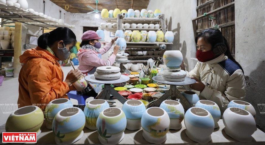 Les motifs décorés sur les lampes en porcelaine sont principalement inspirés de paysages des villages vietnamiens, tels que bambous, marchés de campagne ...