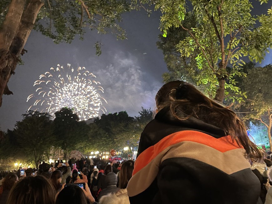 Les feux d'artifice ouvrent une année d'espoir, surtout au milieu de l'instabilité et de l'évolution compliquée de la pandémie dans le monde. (Photo: VNA)