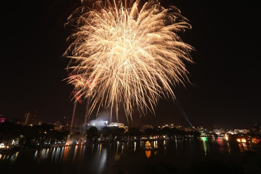 Feux d'artifice au lac Hoàn Kiêm le soir du Nouvel An. (Photo: VNA)