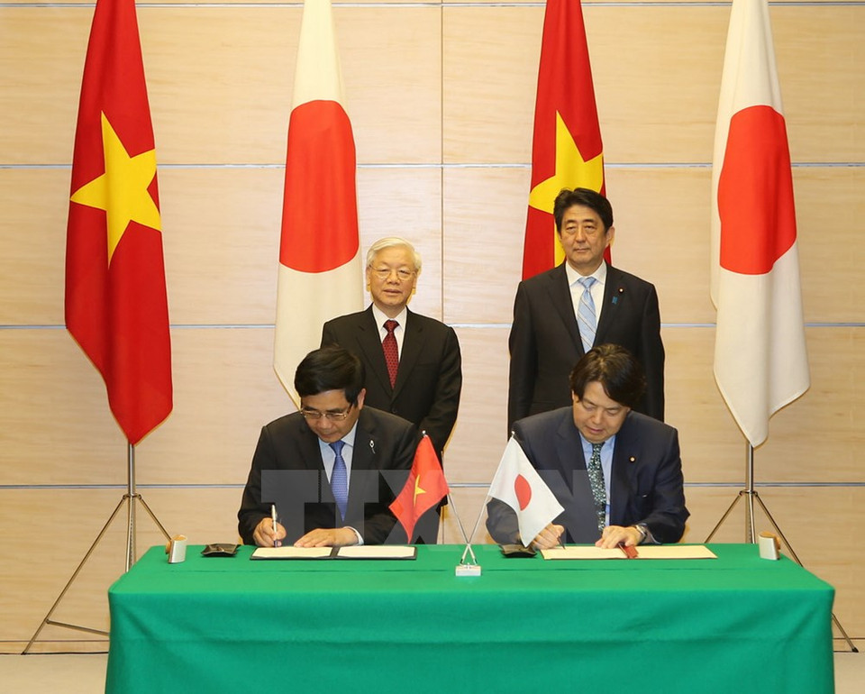 Le ministre vietnamien de l'Agriculture et du Développement rural, Cao Duc Phat (à gauche), et le ministre japonais de l'Agriculture, de la Forêt et de la Pêche, Yoshimasa Hayashi, signent un accord de coopération.