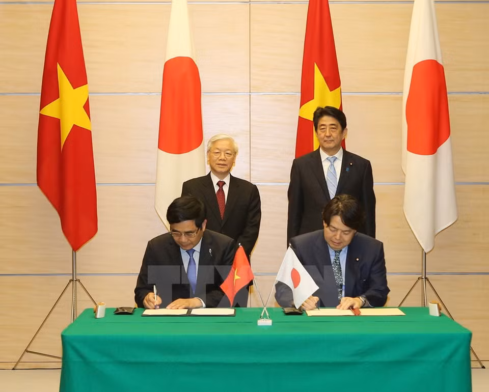 Le ministre vietnamien de l'Agriculture et du Développement rural, Cao Duc Phat (à gauche), et le ministre japonais de l'Agriculture, de la Forêt et de la Pêche, Yoshimasa Hayashi, signent un accord de coopération. 