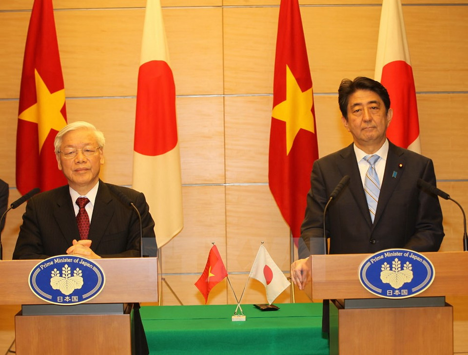 Le leader du PCV et le Premier ministre japonais Shinzo Abe lors de leur conférence de presse commune. 