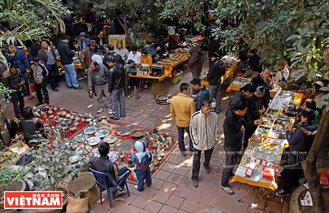 La foire de 400m​² a lieu tous les samedis matin dans l'espace de Lu Trà Quan (Boutique de thé). Le marché, avec ses plus de 30 stands, attire un grand nombre d'amateurs d'antiquités, dont de nombreux jeunes. 