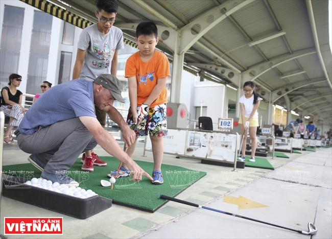 A l'Académie, les enfants sont entraînés par John Mc Kenzie​​ (classé AA par l'Association professionnelle de golf of British-PGA Ecosse). 