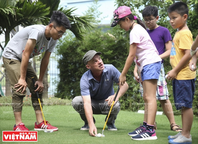 L'entraîneur John McKenzie guide les élèves. 