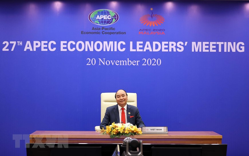 Le Premier ministre Nguyen Xuan Phuc participe au 27e Sommet virtuel de l'APEC présidé par le Premier ministre malaisien Muhyiddin Yassin.