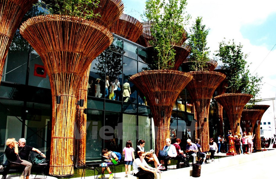Le pavillon du Vietnam intitulé « Eau et Lotus », construit avec des matériaux naturels, notamment du bambou, s'étend sur plus de 800 m2.