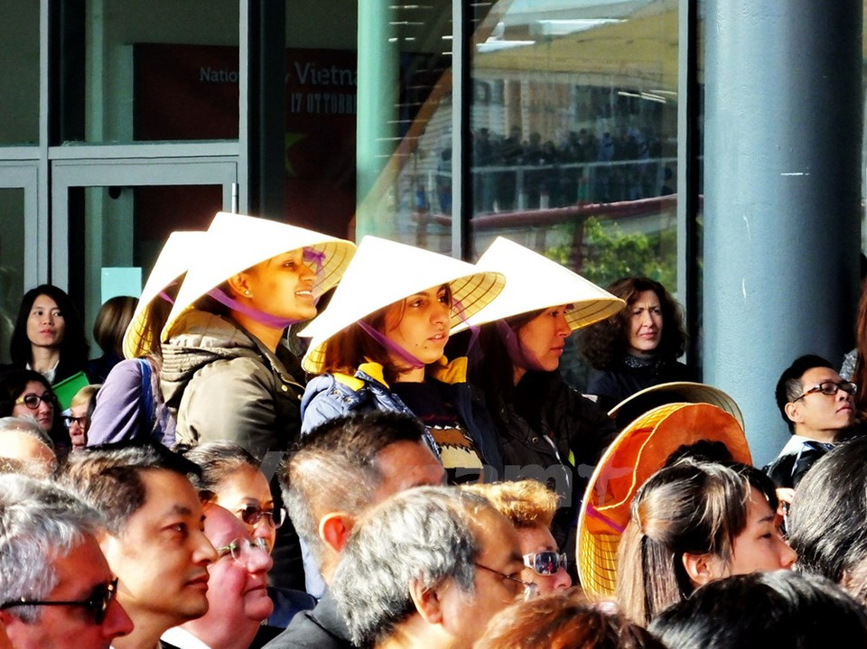 De fait, ce sont des spectateurs étrangers qui portaient les chapeaux coniques.