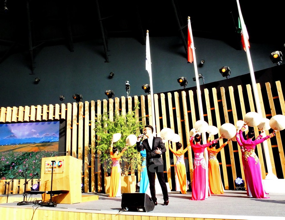 Des chansons, des danses et des costumes traditionnels du Vietnam ont été présentés. 