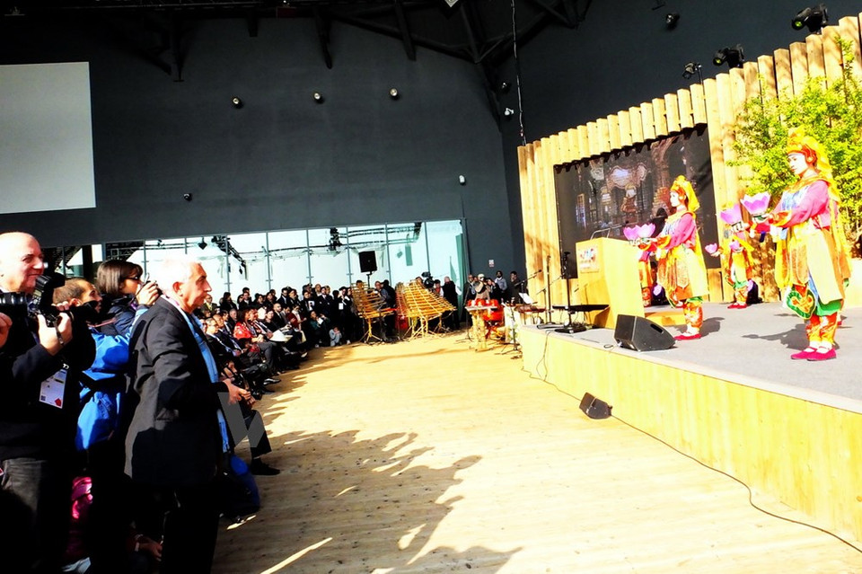 Le spectacle a suscité une grande attention des visiteurs comme des médias.