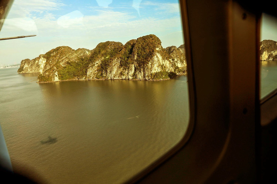 Les visiteurs peuvent voir la grande beauté de la baie d'Ha Long lors d'un tour en hydravion. Photo: VNA