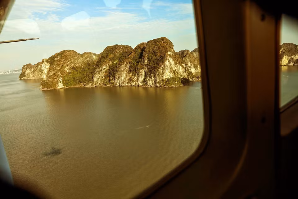 Les visiteurs peuvent voir la grande beauté de la baie d'Ha Long lors d'un tour en hydravion. Photo: VNA