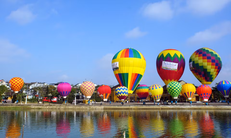 Le festival présente 17 montgolfières de toutes les couleurs et de toutes les tailles. Photo: VNA
