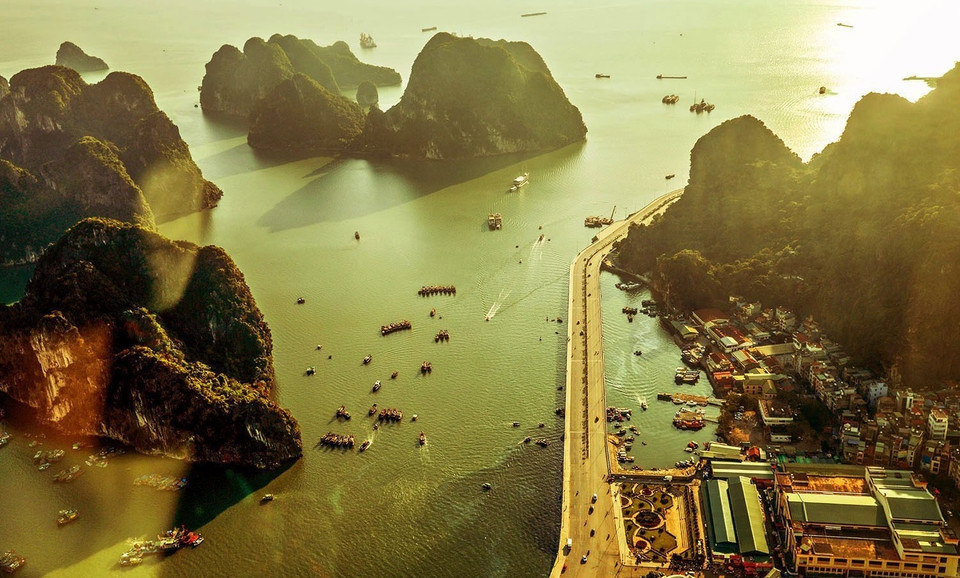 La baie d'Ha Long (province septentrionale de Quang Ninh) est célèbre pour son titre de "Merveille naturelle du monde". La baie vaut la peine d'être visitée pour ses paysages uniques, à n'importe quel moment de la journée. Photo: VNA
