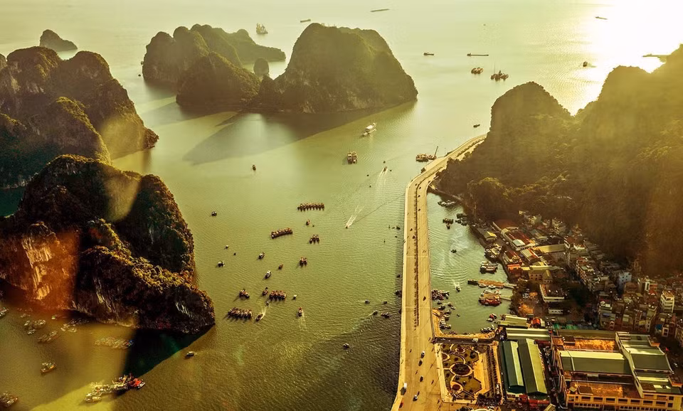 La baie d'Ha Long (province septentrionale de Quang Ninh) est célèbre pour son titre de "Merveille naturelle du monde". La baie vaut la peine d'être visitée pour ses paysages uniques, à n'importe quel moment de la journée. Photo: VNA