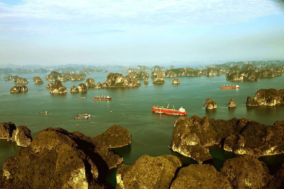 Depuis la fenêtre d'un hydravion, les touristes pourront encore mieux admirer la beauté pittoresque de la baie d'Ha Long. Photo: VNA