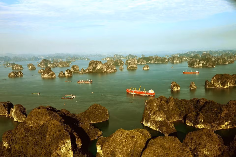 Depuis la fenêtre d'un hydravion, les touristes pourront encore mieux admirer la beauté pittoresque de la baie d'Ha Long. Photo: VNA