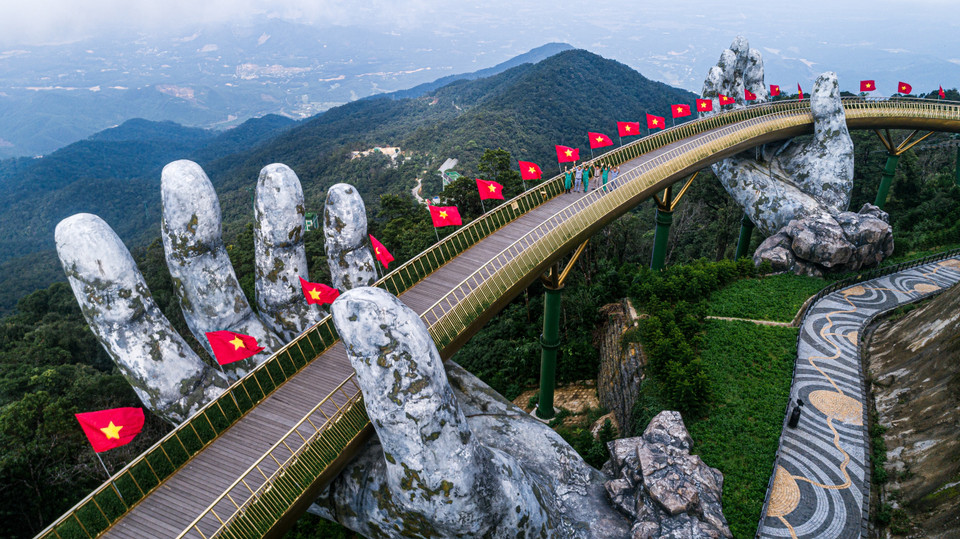 Le pont d'Or (Golden Bridge ou Câu Vàng en vietnamien) dans la zone touristique Sun World Ba Na Hills, une destination à ne pas manquer pour les touristes. Photo: VNA