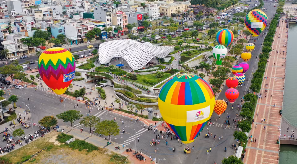 Un festival de montgolfières a eu lieu du 25 au 27 mars dans la rue Bach Dang, sur la rive ouest de la rivière Han dans la ville de Da Nang (Centre). Photo: VNA