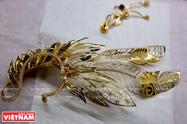 La création d'un bijou regroupe de nombreux métiers différents, du dessin au poinçonnage en passant par la sélection des pierres, la cire, la fonte, le rattrapage, le sertissage et le polissage rhodium. Le bijou prend vie grâce au travail d’artisans méticuleux. Chaque produit est fortement imprégné du cachet de PNJ, avec une harmonie entre modernité et mode, luxuriance et originalité.