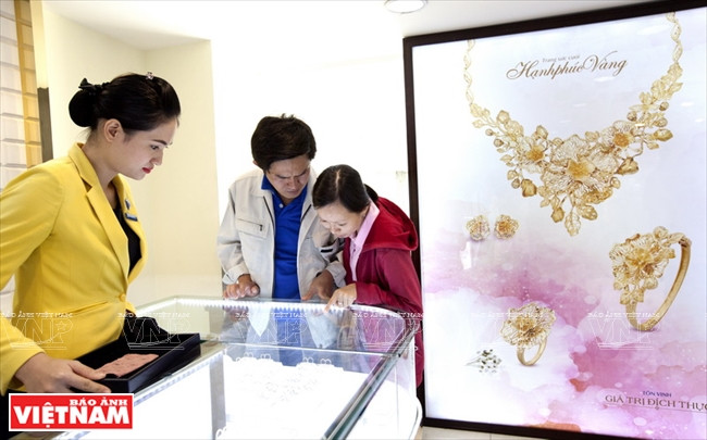 PNJ fut l’un des pionniers dans la création d’une ligne de bijoux destinés aux hommes d’affaires. Elle est réputée également pour ses collections de mariage «Bonheur d’or » ou celles intitulées « Bijoux royaux », «Bijoux de phénix », «Mystère», «Bijoux de perle » ou «Cinq éléments» …. Ces joyaux sont dignes du slogan de PNJ : « Etre la fierté des clients par des bijoux splendides d’une qualité parfaite ».