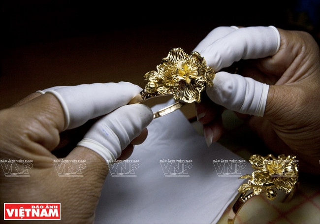 Etape de fabrication d’un bijou: vérification de la qualité 