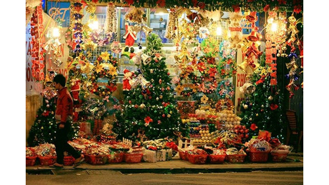 Depuis longtemps, la rue Hàng Ma est toujours une adresse attirant un grand nombre de jeunes et de visiteurs, car à chaque saison de Noël, cette rue se renouvelle avec de nouveaux articles attrayants pour les visiteurs.
