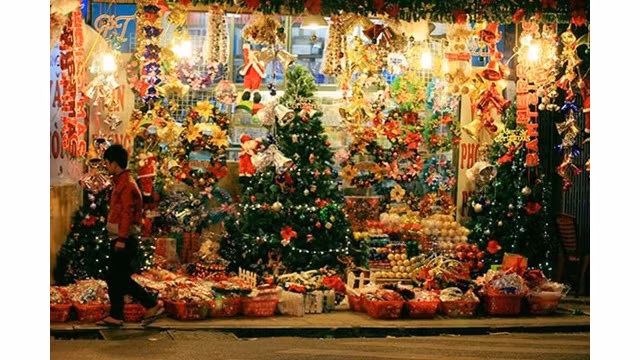 Depuis longtemps, la rue Hàng Ma est toujours une adresse attirant un grand nombre de jeunes et de visiteurs, car à chaque saison de Noël, cette rue se renouvelle avec de nouveaux articles attrayants pour les visiteurs.