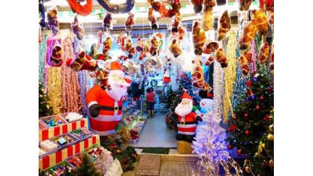 Si Hanoï possède les rues Hàng Ma, Luong Van Can, Saigon a le quartier des Hoa très connu pour de nombreux boutiques de vente des produits de décoration pour la fête de Noël.
