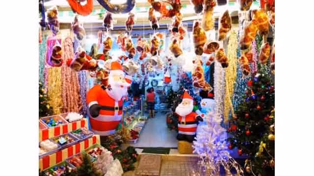 Si Hanoï possède les rues Hàng Ma, Luong Van Can, Saigon a le quartier des Hoa très connu pour de nombreux boutiques de vente des produits de décoration pour la fête de Noël.