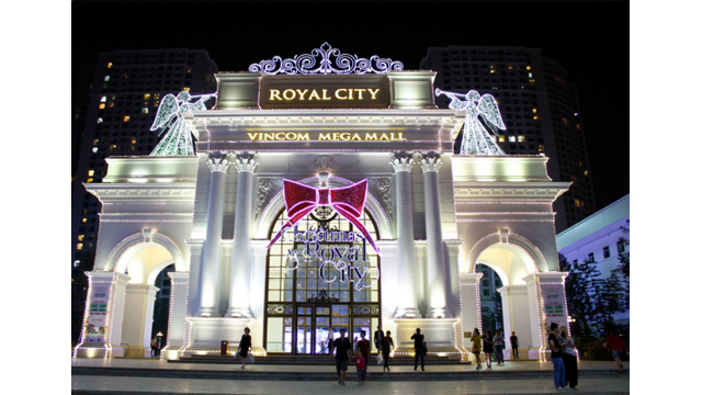 Les grands centres commerciaux à Hanoï seront également un bon choix des jeunes où ils peuvent non seulement profiter de l’atmosphère de la fête de Noël, mais aussi faire des achats, ou voir des films originaux.