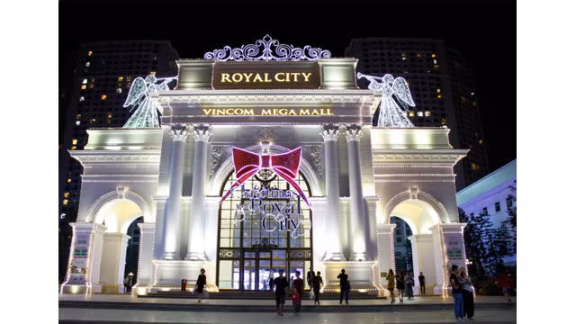 Les grands centres commerciaux à Hanoï seront également un bon choix des jeunes où ils peuvent non seulement profiter de l’atmosphère de la fête de Noël, mais aussi faire des achats, ou voir des films originaux.