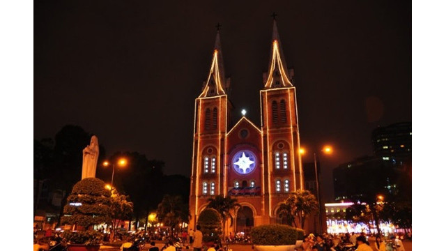 À la nuit de Noël, à Ho Chi Minh-Ville, la cathédrale Notre-Dame de Saigon est le premier lieu à visiter, car l’espace de cette cathédrale est magnifiquement décoré à cette occasion.