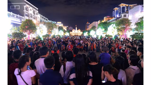 Avec une splendide décoration, la rue piétonne Nguyên Huê est un lieu idéal pour les jeunes la nuit de Noël.