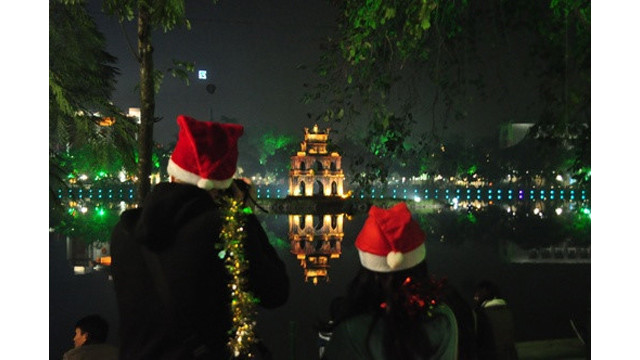 Le jour de Noël, les rues piétonnes du lac Hoàn Kiêm attirent de nombreux jeunes, car le lac et ses alentours sont illuminés de mille couleurs des lampions et des projecteurs lasers.