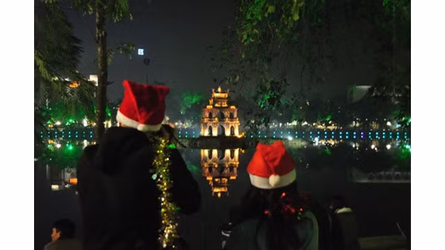 Le jour de Noël, les rues piétonnes du lac Hoàn Kiêm attirent de nombreux jeunes, car le lac et ses alentours sont illuminés de mille couleurs des lampions et des projecteurs lasers.