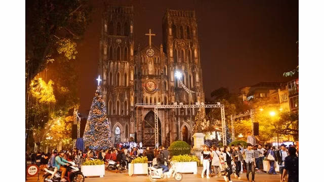 La cathédrale Saint-Joseph qui se trouve près des rues comme Âu Triêu, Ly Quôc Su, Nhà Tho, Nhà Chung, etc. sur lesquelles il existe de bons restaurants qui offrent de bons plats à cette occasion. 