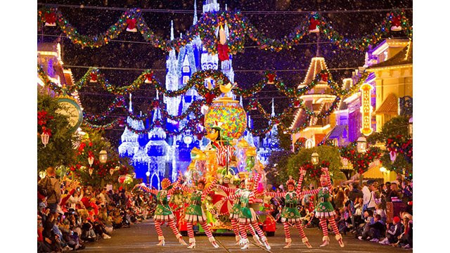 Le parc aquatique Hô Tây est aussi un lieu idéal pour cette saison de Noël. L’année dernière, le parc avait été minutieusement décoré avec une forêt de sapins, une montagne de neige, un traîneau volant traversant la montagne de neige, des maisons en bois, etc.