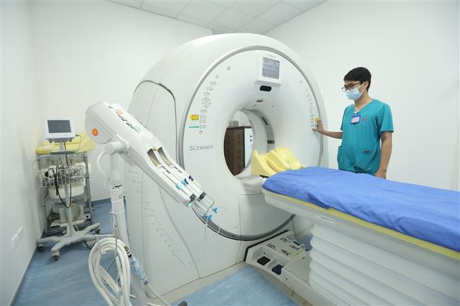 Une machine de tomographie assistée par ordinateur dans l'hôpital. Photo: VNA