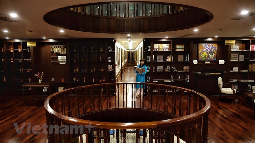 Sur les étagères de Heritage Cruises Binh Chuan se trouve également un exemplaire de « Entrepreneurship in Age 1.0 », qui raconte l'histoire du grand homme d'affaires vietnamien Bach Thai Buoi. Les histoires ont été recueillies par les membres de sa famille. Le long de ses couloirs, les croisiéristes peuvent également admirer des peintures anciennes, des photos, des statues et des tenues, toutes représentatives de la culture vietnamienne. Les amateurs d'art à bord peuvent visiter la toute première galerie flottante du golfe du Tonkin, avec des dizaines de peintures de Pham Luc, surnommé le « Picasso vietnamien ». Il est considéré comme un artiste avec un style distinctif signifié par des imageries humbles et libres d'esprit, une palette sombre mais chaleureuse et divers médiums. Photo : VietnamPlus