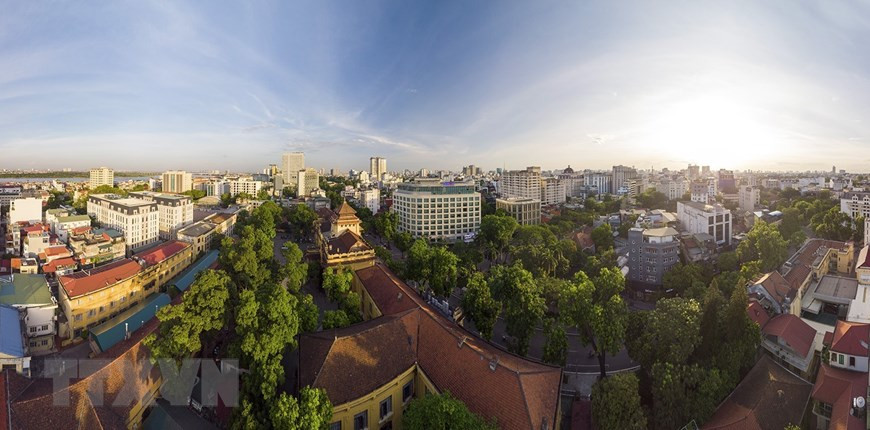 Le bâtiment est situé au sein de l'architecture à la fois traditionnel et moderne du centre-ville de Hanoï. Photo: VNA
