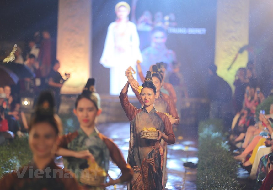 À travers de nombreuses périodes de développement, l'ao dài a constamment changé mais conserve ses caractéristiques traditionnelles typiques, contribuant à honorer l'élégance des femmes vietnamiennes. Cependant, l’ao dài n'est pas encore reconnu en tant que patrimoine culturel national tandis que cette reconnaissance constitue la base pour l'élaboration d'un dossier à soumettre à l'UNESCO pour sa reconnaissance en tant que patrimoine culturel immatériel de l'humanité, en vertu de la Convention pour la sauvegarde du patrimoine culturel immatériel de 2003. Cette reconnaissance devient plus urgente lorsque des stylistes étrangers copient des dessins de l’ao dài du Vietnam ou avouent une erreur du droit d'auteur de cette robe traditionnelle des femmes vietnamiennes. Photo : VietnamPlus