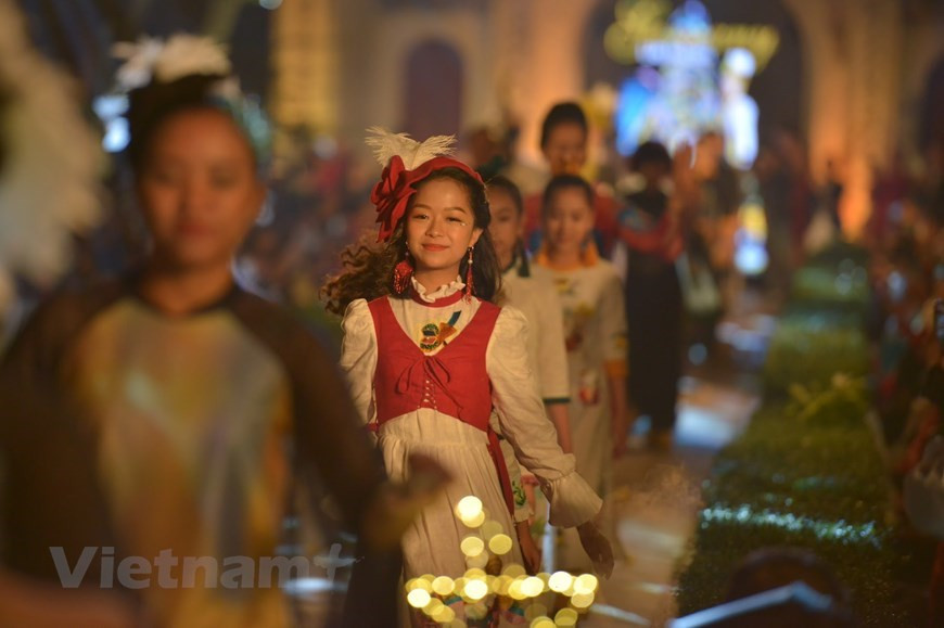 Bien qu'il n'y ait pas de document officiel indiquant que l'ao dài est la robe nationale, mais du passé au présent, dans l'esprit des Vietnamiens et aux yeux des amis internationaux, l'ao dài est considéré comme un symbole de culture florale du peuple vietnamien. L’ao dài est utilisé dans de nombreux événements, par exemple lors des rituels solennels dans la famille, au bureau, au spectacle, aux concours de beauté, lors des festivals, à l’occasion des événements diplomatique, du Têt traditionnel. Contrairement à des costumes traditionnels de nombreux pays du monde, vêtus de l'ao dài, les femmes vietnamiennes n'ont pas besoin de passer beaucoup de temps. L’ao dài est simple, soignée, gracieuse et élégante. Photo : VietnamPlus
