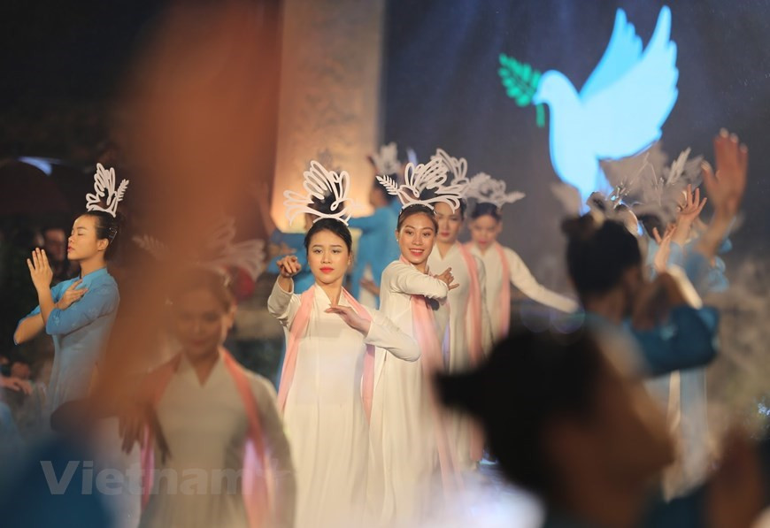 Un programme haut en couleurs promouvant l’ao dài (tunique traditionnelle vietnamienne), nommé "Ao dài cua chung ta" (Notre ao dài), s'est tenu le 9 avril au soir au Temple de la Littérature, à Hanoï. Cet événement a été organisé par l’Institut des études culturelles Thang Long, en collaboration avec le magazine “Tinh hoa dât Viêt” (Elites du Vietnam). La zone en face de Khuê Van Cac (Pavillon de la Constellation des Lettres) devenait la scène où 15 créateurs de mode présentent plus de 600 modèles d’ao dài, dont des célébrités comme Minh Hanh, Lan Huong, Chu La, Ngoc Han et Cong Huan. Photo : VietnamPlus