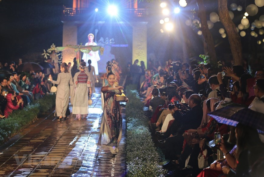 La styliste Minh Hanh, directrice générale du programme, a déclaré que si la soie a longtemps été un matériau populaire pour la fabrication de l’ao dài, le public connaît désormais un autre matériau “merveilleux” : le tissu en fibre de chanvre, qui est un matériau convivial et confortable. L’ao dài est depuis longtemps un costume traditionnel portant l'identité culturelle vietnamienne. À travers de nombreuses périodes de développement, l'ao dài a constamment changé mais conserve ses caractéristiques traditionnelles typiques, contribuant à honorer l'élégance des femmes vietnamiennes. Dans l'esprit des Vietnamiens et aux yeux des amis internationaux, l’ao dài est un représentant de la culture et de la quintessence vietnamiennes. Photo : VietnamPlus